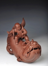 紫砂壶图片:财童戏鱼龙 精品之作 - 美壶网