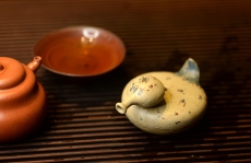 紫砂壶图片:施奇华特色全手茶宠 春江水暖鸭先知 全手七彩鸭 茶盘尤物 - 全手工紫砂壶网