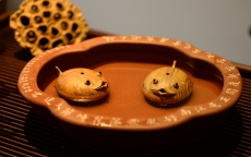 紫砂壶图片:施奇华特色全手茶宠 夏日风情 全手七彩鱼 茶盘尤物 - 全手工紫砂壶网
