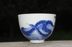 紫砂壶图片:生肖蛇 景德镇全手工手绘青花主人杯 - 全手工紫砂壶网