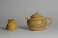 紫砂壶图片:美壶特惠 精工本山段山水莲子壶 端庄秀雅 人品若山极崇峻 情怀与水同清幽 - 美壶网