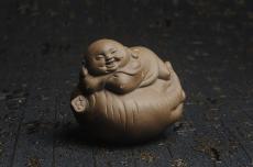 紫砂壶图片:美宠特惠 精工老青段如意人生茶宠摆件 神态细腻 长9cm宽7cm高7cm - 美壶网