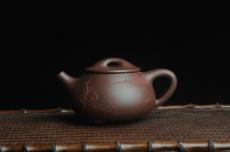 紫砂壶图片:美壶特惠 工料俱佳满瓢(景舟石瓢)泥绘山水 野旷天低树江清月近人 单色泥绘更显功力 - 美壶网