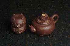 紫砂壶图片:美壶年底特惠 精工好泥福气金猪套壶 一壶二杯 出水如柱 高档包装 送礼佳品 - 美壶网