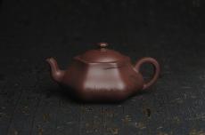 紫砂壶图片:美壶特惠 精致老紫泥六方福缘壶 茶人醉爱 - 美壶网
