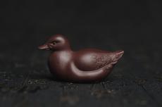紫砂壶图片:美宠特惠 超精工特好紫泥呆萌小鸭茶宠摆件 长6宽2.5高3cm - 美壶网