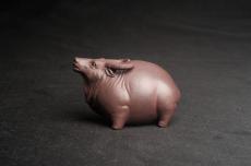 紫砂壶图片:美宠特惠 实力派工艺员姚老师  预计明年升助工  超精品老青灰泥孺子牛茶宠 长8cm高5cm  肌理 - 美壶网