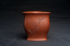 紫砂壶图片:美杯特惠 精致降坡泥三角主人杯 茶杯 梅香竹影青松 特文气 - 美壶网
