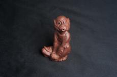 紫砂壶图片:美宠特惠 实力派工艺员姚老师 预计明年升助工 超精品老紫泥紫砂美猴灵猴茶宠 高11cm  肌理丰富生 - 美壶网