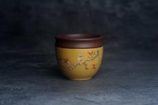 紫砂壶图片:美美杯特惠 精致花鸟紫砂杯 紫泥粉黄金段泥主人杯 茶杯 特文气 - 美壶网