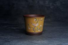 紫砂壶图片:美美杯特惠 精致花鸟紫砂杯 紫泥粉黄金段泥主人杯 茶杯 特文气 - 美壶网