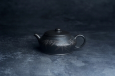 紫砂壶图片:美壶特惠 精品柴烧青灰泥卡盖虚扁紫砂壶刻竹特文气 - 美壶网