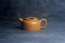 紫砂壶图片:美壶特惠 特好黄金段泥牛盖壶 茶人醉爱 - 美壶网