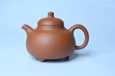紫砂壶图片:美壶特惠 优质红降坡泥乳鼎壶 茶人醉爱 - 美壶网
