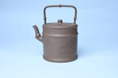 紫砂壶图片:美壶特惠 特好老段泥 精工知(知了)足(竹子)提梁 挺拔秀雅 - 美壶网