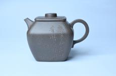 紫砂壶图片:美壶特惠 精致青灰段泥混方巨轮壶 茶壶 无事竹间坐 有情化外游 - 美壶网