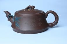 紫砂壶图片:美壶年底特惠 精品松竹梅紫砂壶 清虚静泰 暮色苍茫看劲松 乱云飞渡仍从容 - 美壶网