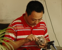 紫砂壶工艺师图片：王孝新 - 美壶网