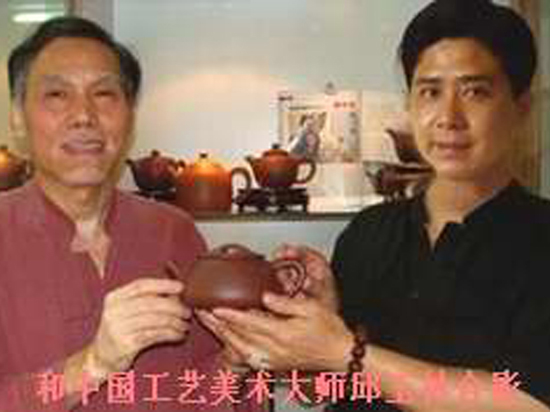 紫砂壶图片：与中国工艺美术大师邱玉林合影 - 美壶网