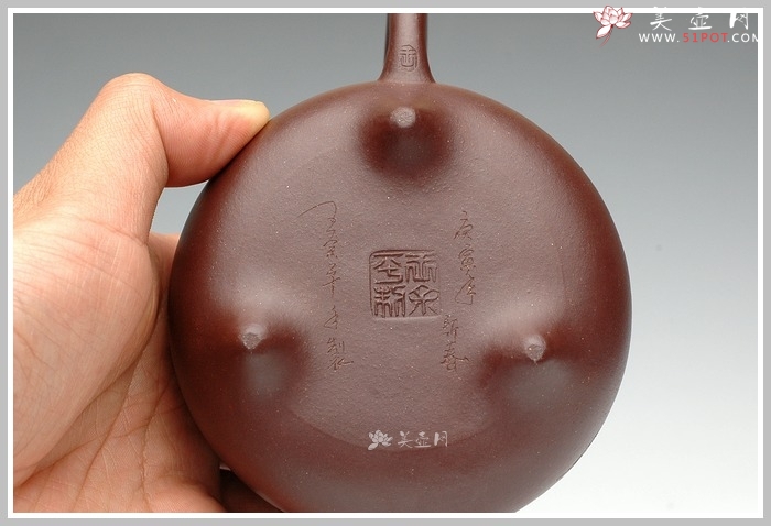 王余平紫砂壶作品 三足乳鼎 简介
