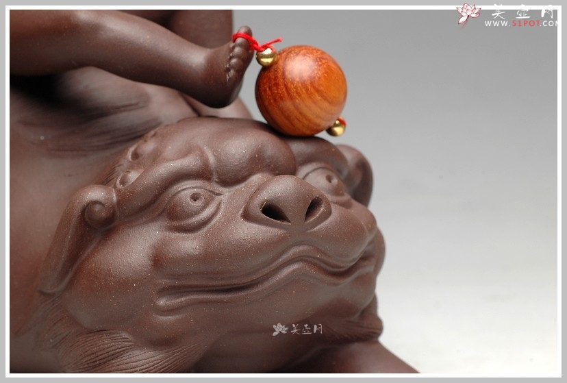 紫砂壶图片：栩栩如生 吉祥送福 财童戏狮 - 宜兴紫砂壶网