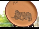 紫砂壶图片:虽是幼虎,然有兽王之气 有骨有肉 朱牧清两只老虎 40cm - 宜兴紫砂壶网