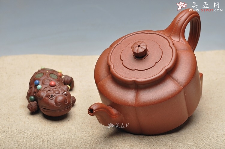 紫砂壶图片：经典筋囊器 何卫枫新作  精品梅花周盘 - 宜兴紫砂壶网
