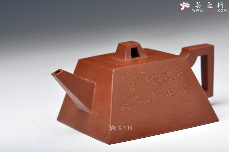 紫砂壶图片：气势凛然 剑流身如城 李昌鸿大师装饰 全手升方壶 - 宜兴紫砂壶网