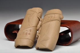 紫砂壶图片:文房雅器 茶盘精品茶宠 清竹臂搁 贴叶传神 中书协刘世涛助兴装饰 - 宜兴紫砂壶网