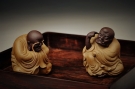 紫砂壶图片:十八罗汉之长眉罗汉和掏耳罗汉 神态细腻传神 精品茶宠 - 宜兴紫砂壶网