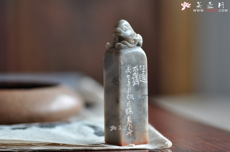紫砂壶图片：陆轶舟老师义拍作品 ‘任逸不羁’印章 雅安我们在一起 - 宜兴紫砂壶网