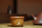 紫砂壶图片:石丁最新作品 清韵杯 装饰古味瓶兰 - 宜兴紫砂壶网