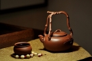 紫砂壶图片:花货奇才顾正芳 扛鼎之作 全手工丰裕提梁 飘逸大气 - 宜兴紫砂壶网