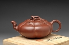 紫砂壶图片:顾正芳代表作 全手薄胎筋囊贴叶南瓜 获奖作品 线条流畅 细节精美 - 宜兴紫砂壶网