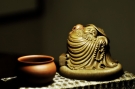 紫砂壶图片:古铜泥 凌爱军 达摩 获奖精品 衣纹和表情都惟妙惟肖 - 宜兴紫砂壶网