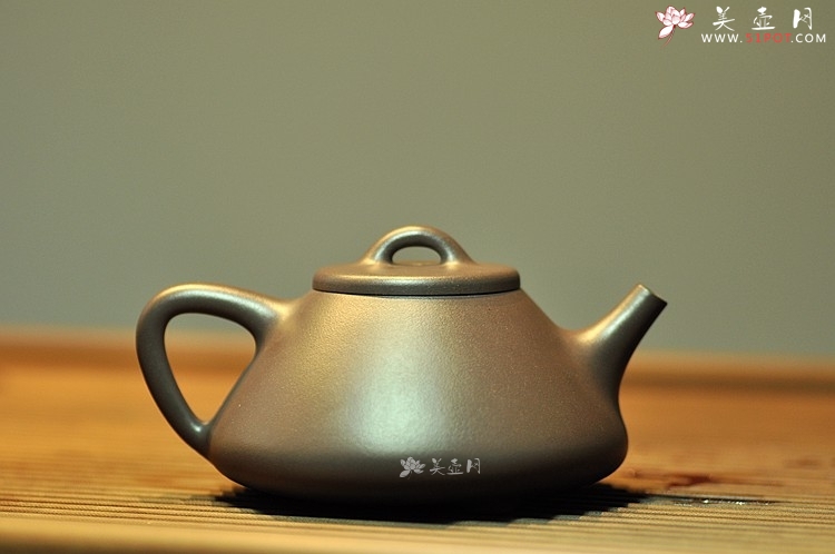 紫砂壶图片：挺拔俊秀 经典耐品 茶盘尤物~ 紫茄泥全手子冶石瓢 - 宜兴紫砂壶网