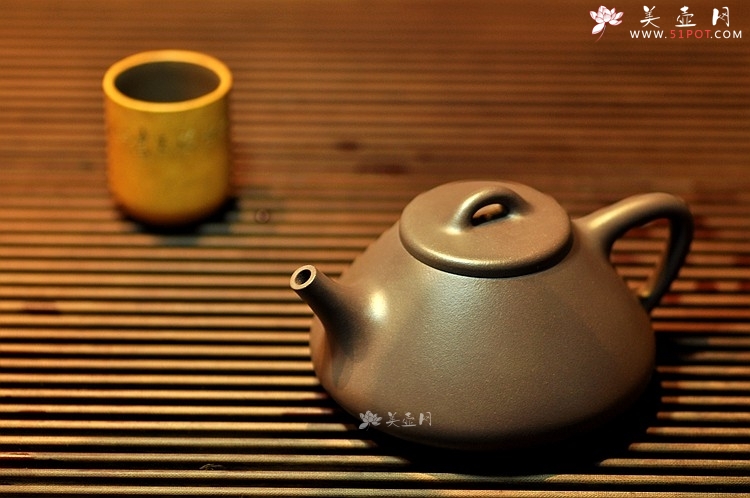 紫砂壶图片：挺拔俊秀 耐品 茶盘尤物~ 紫茄泥全手子冶石瓢 - 美壶网