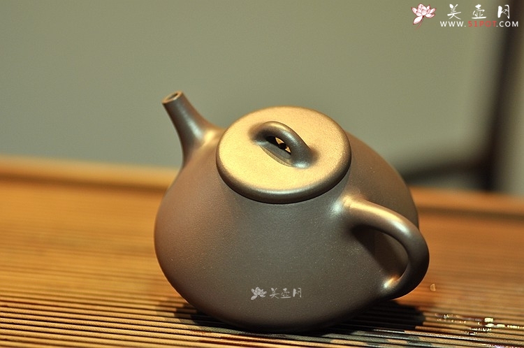 紫砂壶图片：挺拔俊秀 耐品 茶盘尤物~ 紫茄泥全手子冶石瓢 - 美壶网