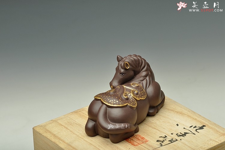 紫砂壶图片：如意宝骏 做工精致 描真金 传神~ - 宜兴紫砂壶网