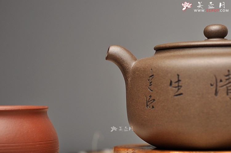 紫砂壶图片：王建源、王宝鹏联袂装饰 黄玲玲执刀 瞿斌全手新品 君缘 文人壶 - 宜兴紫砂壶网
