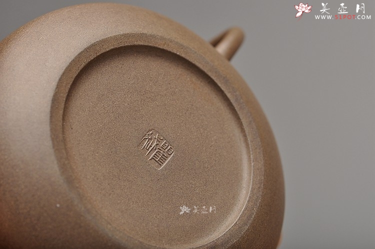 紫砂壶图片：王建源、王宝鹏联袂装饰 黄玲玲执刀 瞿斌全手新品 君缘 文人壶 - 宜兴紫砂壶网