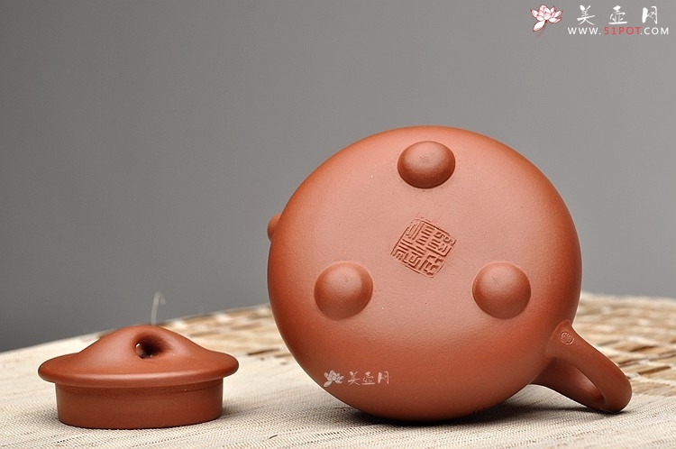 紫砂壶图片：啄砂装饰 古色古香 优质红皮龙 舍瓢 敦厚拙朴 - 宜兴紫砂壶网