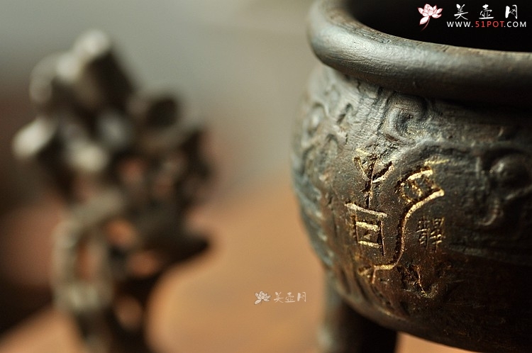 紫砂壶图片：全手玩砂之三足鼎 古朴典雅 - 宜兴紫砂壶网