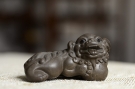 紫砂壶图片:古朴文气 青狮子茶宠 - 宜兴紫砂壶网