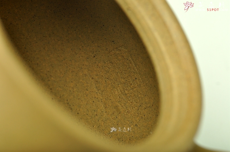 紫砂壶图片：文气作品  线条含蓄流畅 全手虚极 - 宜兴紫砂壶网