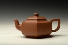 紫砂壶图片:方圆之精妙 何卫枫新品 挺拔流畅 全手中雪华 - 宜兴紫砂壶网