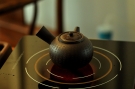 紫砂壶图片：泓渝山房 煮茶品茗 玩味侧把巨轮 茶人风情~ 电陶炉烧水 - 宜兴紫砂壶网