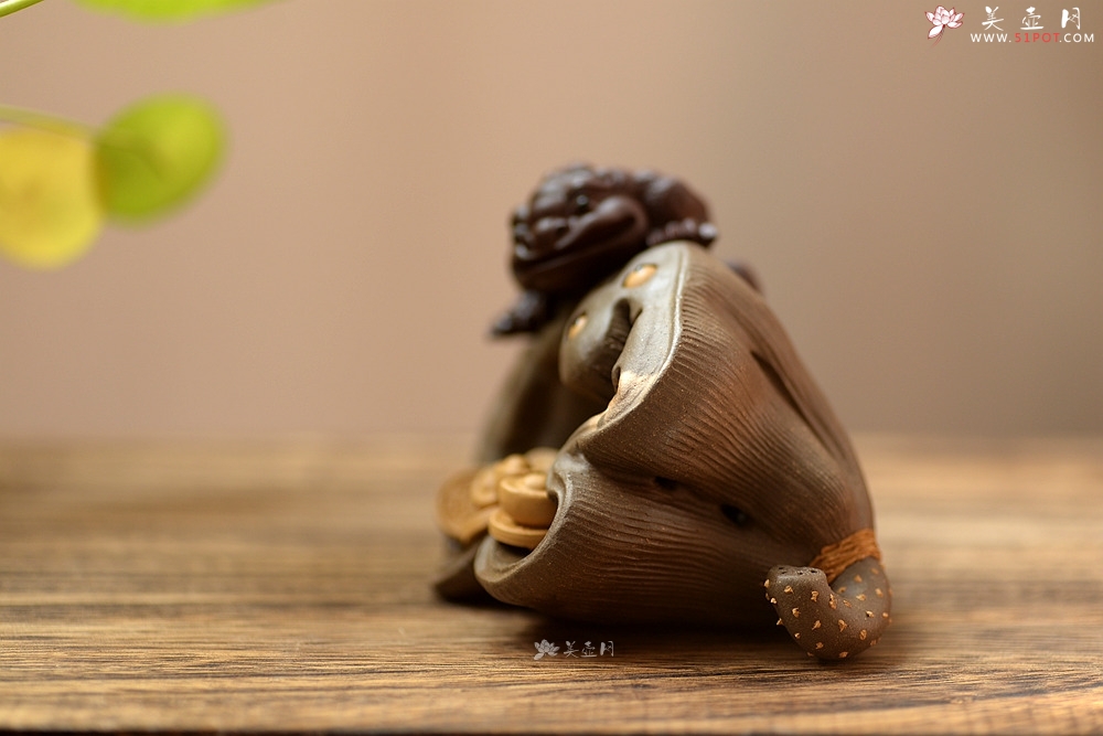 紫砂壶图片：莲蓬金蟾 做工精细 和气招财茶宠 - 宜兴紫砂壶网