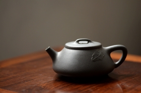 紫砂壶图片:周斌新作 知秋精炼刀法 蕉阴浓处烹新茶 全手大口石瓢 - 宜兴紫砂壶网