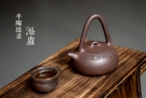 紫砂壶图片：淞庐出品 文气十足 半陶提梁 - 宜兴紫砂壶网